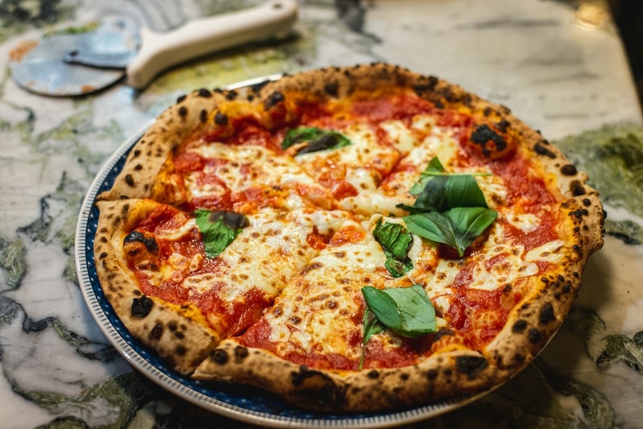 Pizza artisanale garnie de tomates et de basilic