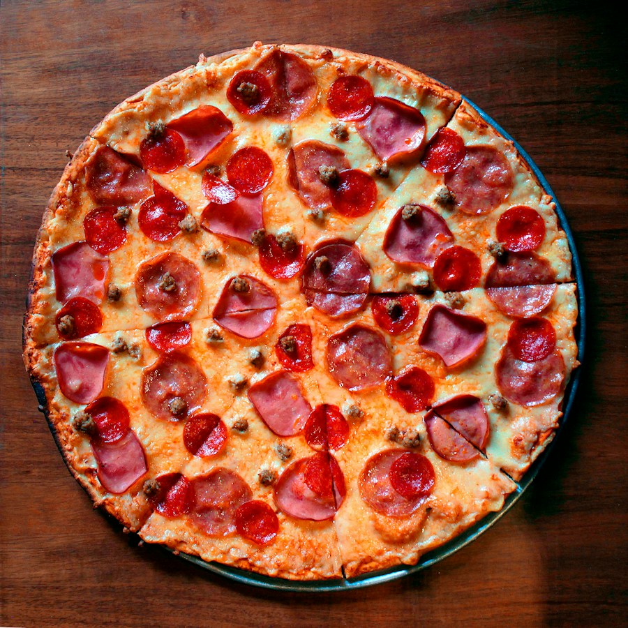 Pizza garnie de salami et de fromage fondu