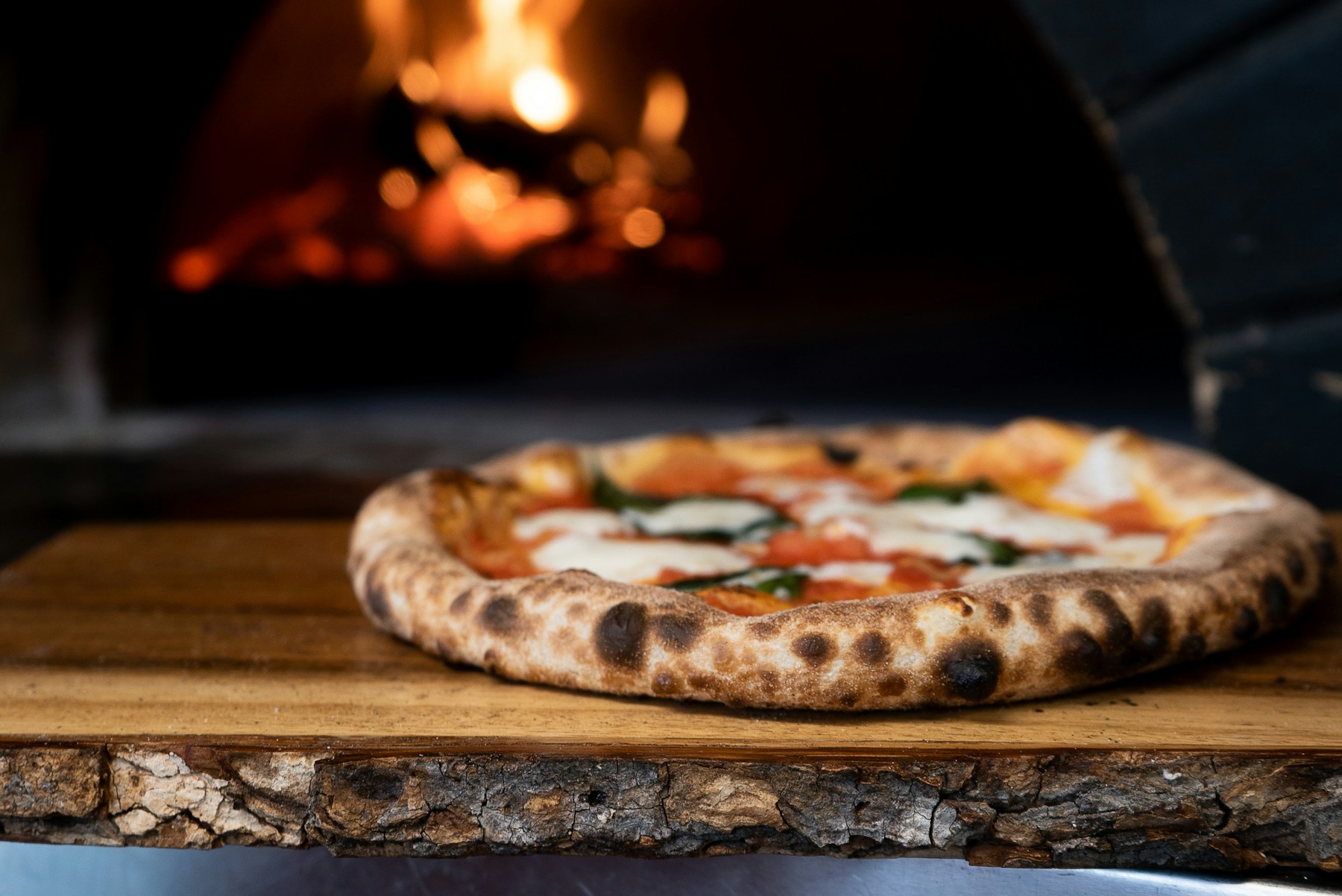 Pizza napolitaine juste sortie du four à bois