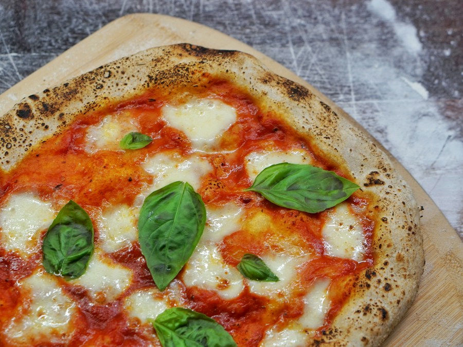Pizza à la tomate, mozzarella et basilic