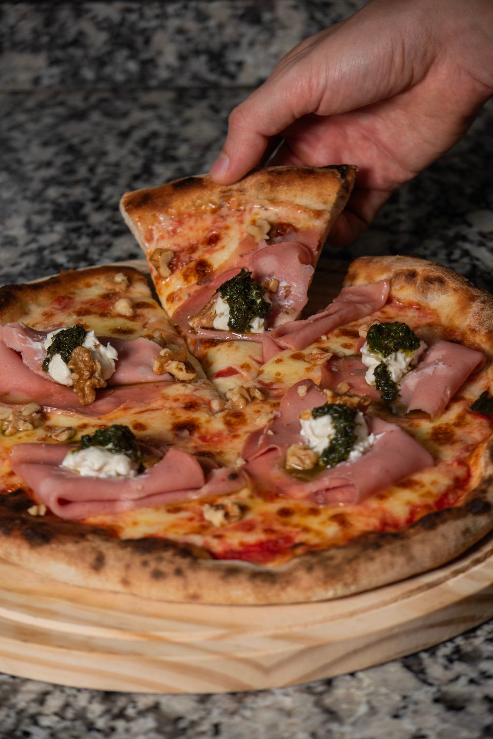 Pizza à la mortadelle, au fromage frais et au pesto