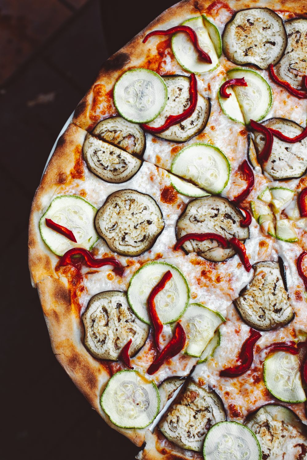 Pizza aux aubergines, courgettes et poivrons